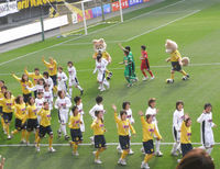 場内一周するレディースの選手達