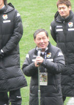 挨拶する三木社長