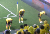 試合後の挨拶をする選手たち