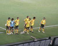 試合終了後に挨拶をする選手達