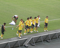 試合終了後に挨拶をする選手達