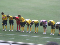 試合後の挨拶をするレディースの選手達