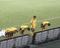 試合終了後にバックスタンドで挨拶をする選手達