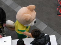 募金をするユニティ