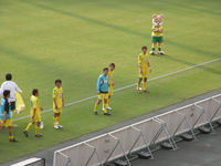 試合終了後の挨拶をする選手たち