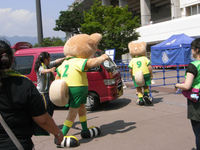 窮屈なワゴン車から、ジェフィ＆ユニティ登場