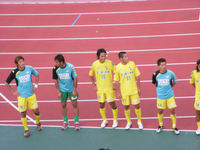 試合後の挨拶をするジェフ選手たち