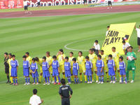 試合前の整列をする選手たち