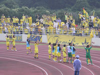 試合後、ゴール裏でバンザイをする選手たち