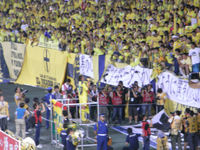 ゴール裏で挨拶をする巻