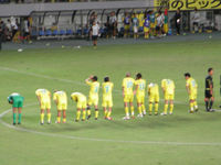 試合終了後の整列をする選手たち