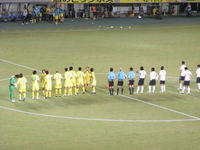 試合終了後の整列をする選手たち