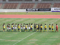 試合終了後の握手をする選手たち