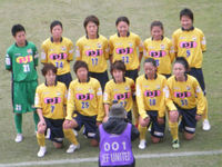 試合前のレディースの選手たち