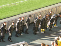 バックスタンドで挨拶をする選手たち