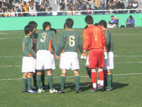 円陣を組む青森山田イレブン