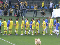 試合前に握手をかわす選手たち