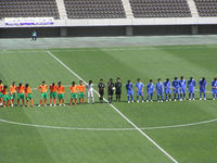 試合終了後の整列をする選手たち