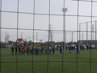 試合終了後に両チーム選手が握手をかわす