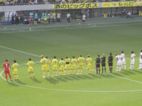 試合終了後の整列をする選手たち