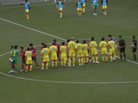 試合終了後の整列をする選手たち