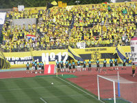 サポーターの前であいさつをする選手たち