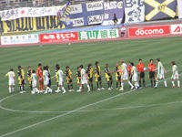 試合終了後に両チーム選手が握手をかわす