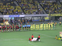 試合前の整列をする選手たち