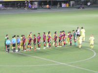 試合後の握手をかわす両チームの選手