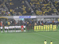 試合前の整列をする選手たち