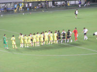 試合終了後の握手をする選手たち