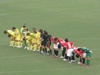 試合終了後の挨拶をする選手たち