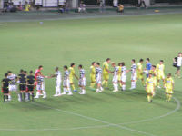 試合終了後の握手をする選手たち