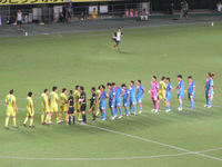 試合後の握手をする選手たち