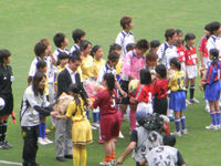 なでしこジャパンの選手に花束贈呈