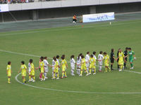 試合終了後の握手をする選手たち