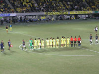 試合後の握手をかわす両チームの選手