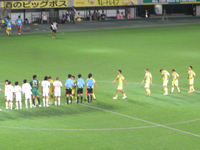 試合後の握手をかわす両チームの選手