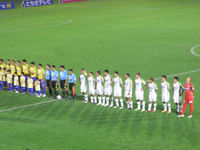 試合前の整列をする両チームの選手たち