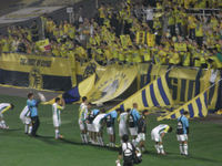 試合終了後にゴール裏に挨拶をする選手たち