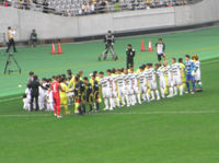 試合前の握手をする選手たち