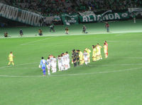 試合後の整列をする選手たち