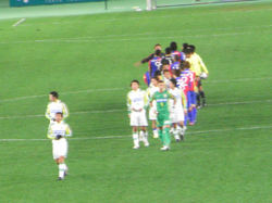 試合後ゴール裏に向かう選手たち