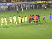 試合終了後の握手をする選手たち