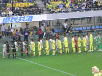 試合前の整列をする選手たち