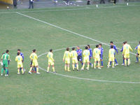 試合終了後の握手をする両チームの選手たち