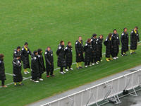 バックスタンドで挨拶をする選手たち