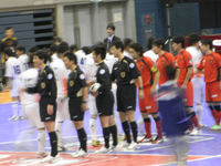 試合前の握手をする浦安、府中の選手たち