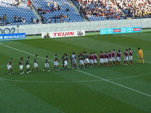 試合後の握手をする両チームの選手たち