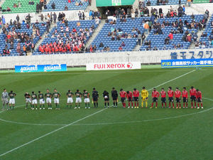 試合後の整列をする選手たち